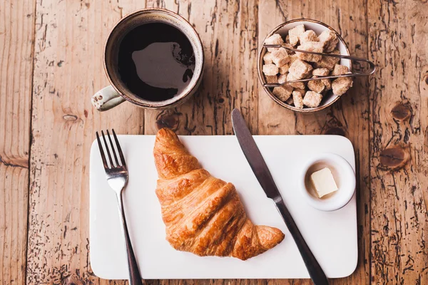 Café da manhã com croissant de café e manteiga — Fotografia de Stock