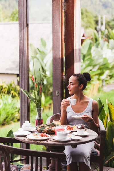 Mujer comiendo al aire libre — Foto de Stock