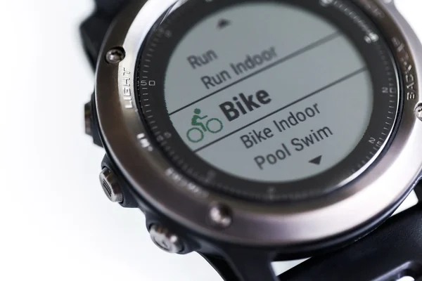 Fitness tracker s funkcí pro cyklistické jezdecké — Stock fotografie