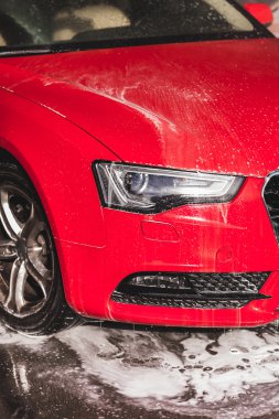 kırmızı araba yıkama