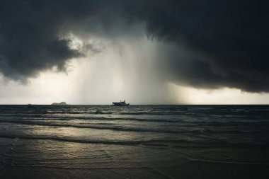 Dramatik stromy deniz manzarası