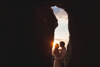 Yeni evliler dağlarda yürüyüş