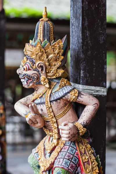 Estatueta de madeira no templo balinês — Fotografia de Stock