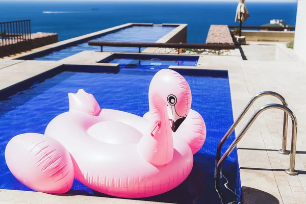 Розовый надувной игрушечный фламинго — стоковое фото