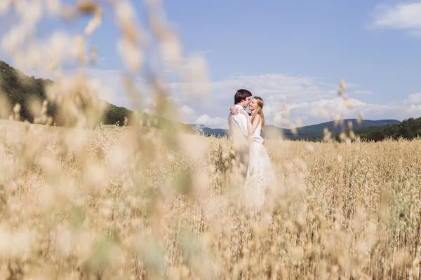 Bellissimi sposi in natura — Foto Stock