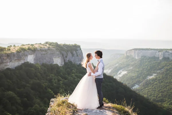 Mariés en promenade dans les montagnes — Photo