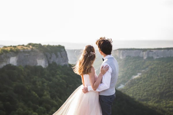 Recém-casados em passeio nas montanhas — Fotografia de Stock