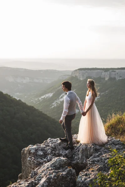 Mariés en promenade dans les montagnes — Photo