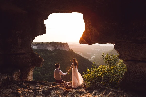 Recién casados a pie en las montañas —  Fotos de Stock