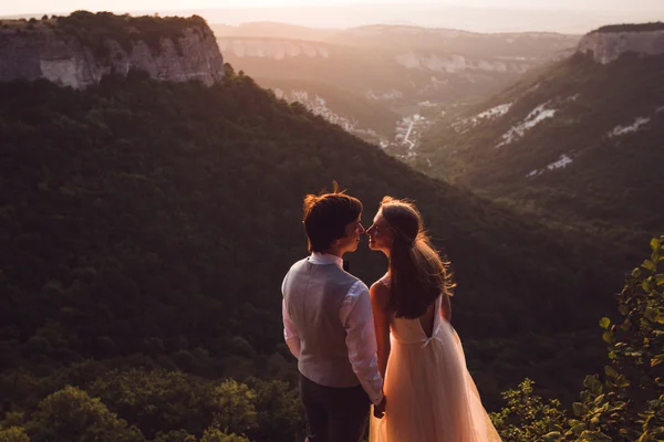 Yeni evliler dağlarda yürüyüş — Stok fotoğraf