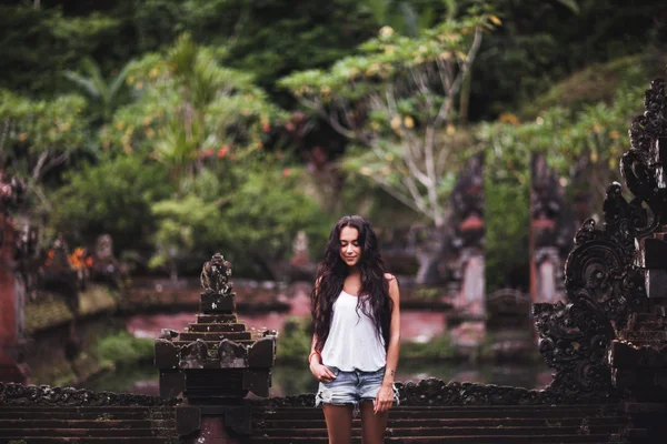 Молодая женщина по старинной балийской архитектуре — стоковое фото