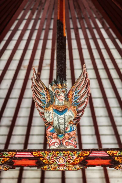 Statette en bois dans le temple balinais — Photo