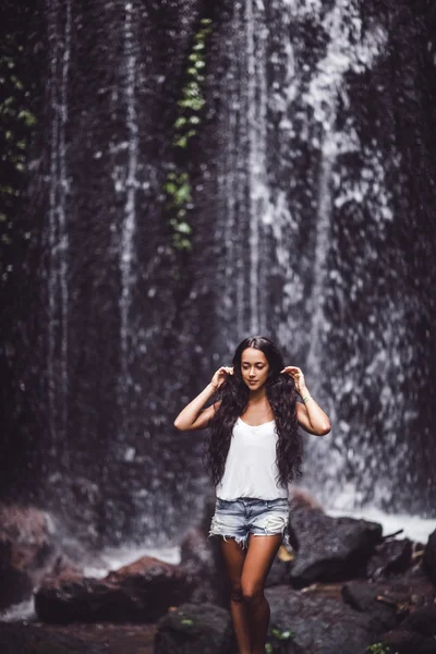 Krásná žena poblíž vodopád — Stock fotografie