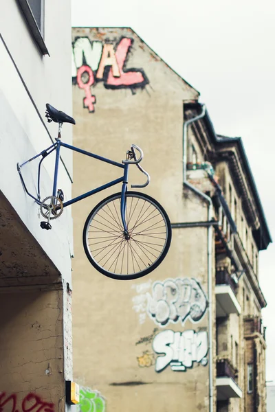 Велосипед на фасаде здания — стоковое фото
