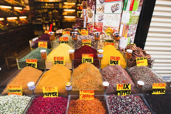 Especias en un mercado en Estambul — Foto de Stock