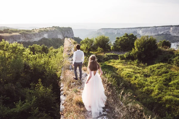 Recém-casados em passeio nas montanhas — Fotografia de Stock