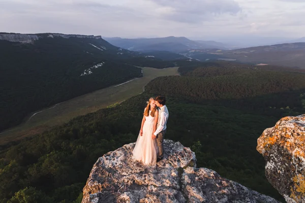 산에 산책에 신혼 부부 — 스톡 사진