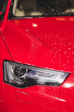 kırmızı araba yıkama