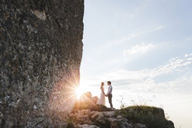 Yeni evliler dağlarda yürüyüş