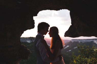 Yeni evliler dağlarda yürüyüş