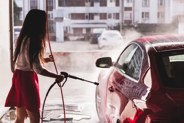 Mulher lavando um carro esporte vermelho — Fotografia de Stock