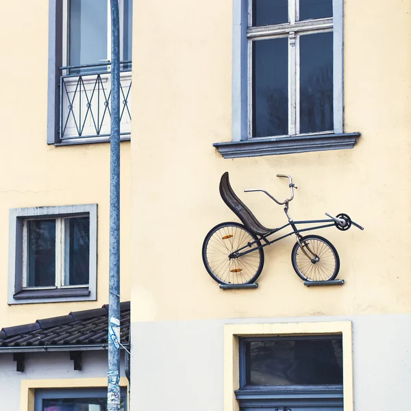 Велосипед на фасаде здания — стоковое фото
