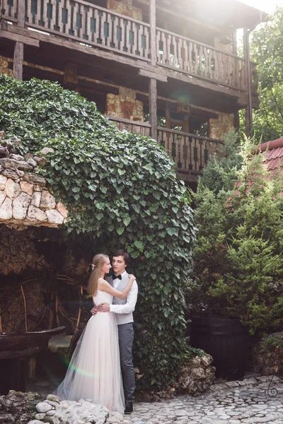 Hermosos recién casados en la naturaleza —  Fotos de Stock
