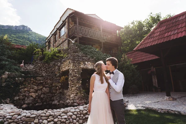 Hermosos recién casados en la naturaleza — Foto de Stock