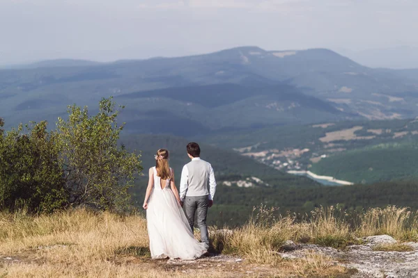 Mariés en promenade dans les montagnes — Photo