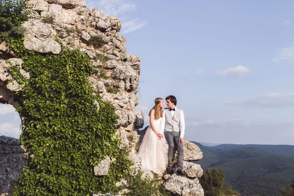 Hermosos recién casados en un paseo —  Fotos de Stock