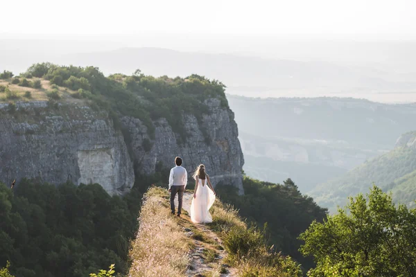 Recién casados a pie en las montañas —  Fotos de Stock