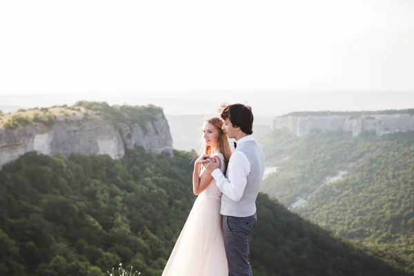 Mariés en promenade dans les montagnes — Photo