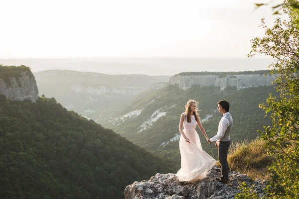 Mariés en promenade dans les montagnes — Photo