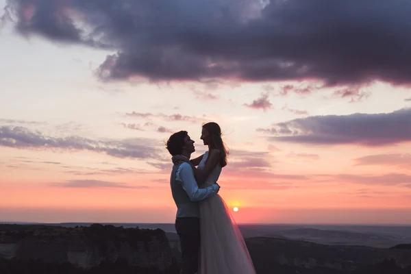 Recién casados a pie en las montañas —  Fotos de Stock