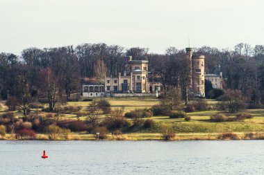 Nehir kıyısındaki antik kale