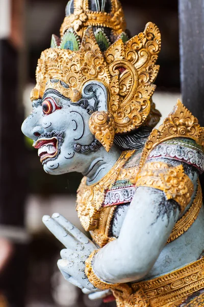 Dřevěná soška v balinéskou chrámu — Stock fotografie