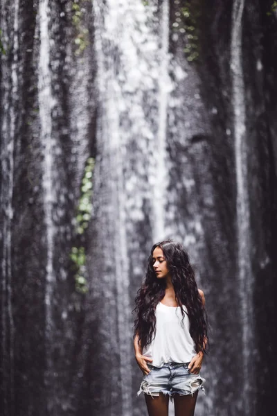 滝の近くの美しい女性 — ストック写真