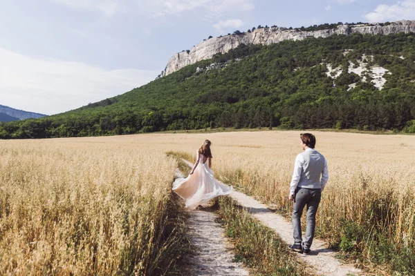 Mariés en promenade dans les montagnes — Photo