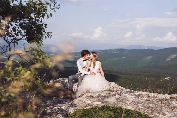 Recién casados a pie en las montañas —  Fotos de Stock