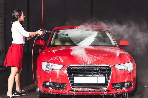 Kadın kırmızı bir spor araba yıkama