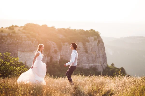 Nygifta på promenad i bergen — Stockfoto