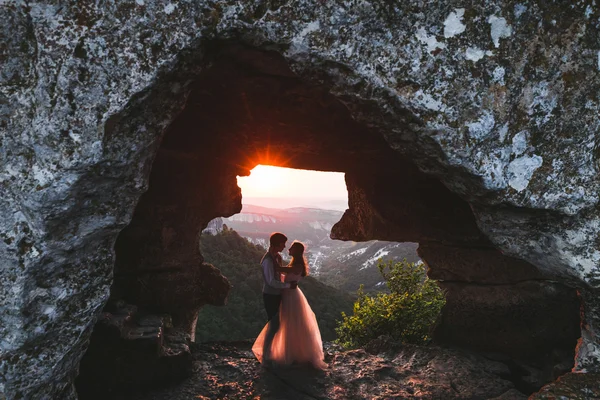 Recién casados a pie en las montañas —  Fotos de Stock