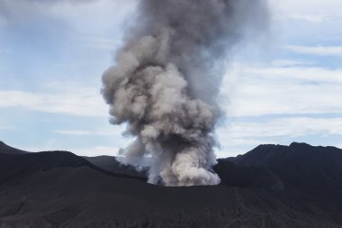 Bromo yanardağ patlama