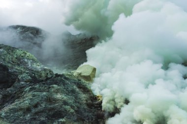 İç Ijen'de yanardağ krater 