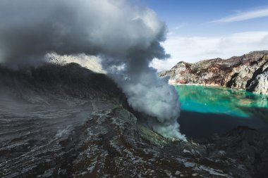 Ijen'de yanardağ krateri 