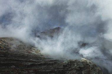 Ijen'de yanardağ krateri 