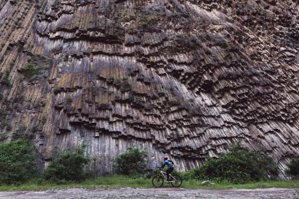 Путешествие на велосипеде по каньону — стоковое фото