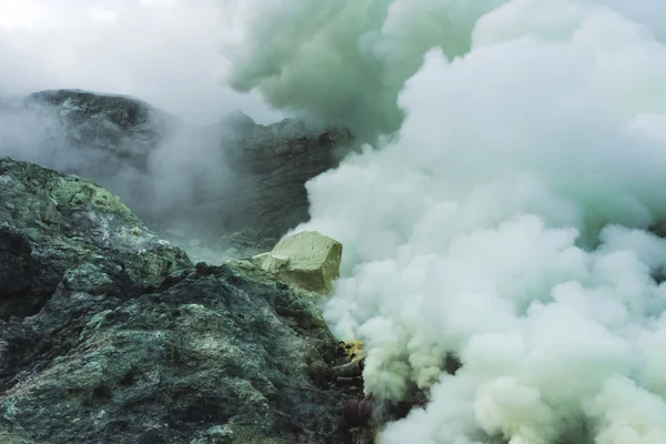 Всередині Ijen вулканічний кратер — стокове фото