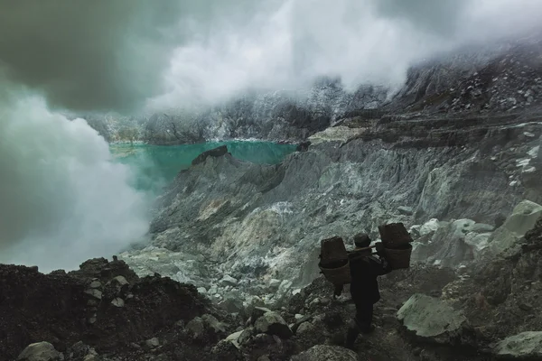 Kawah Ijen'de krater — Stok fotoğraf