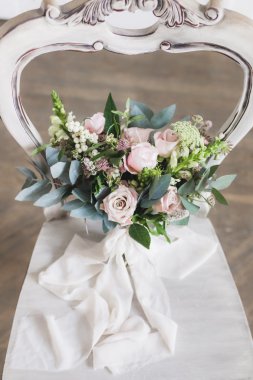 sandalyede gelin buketi